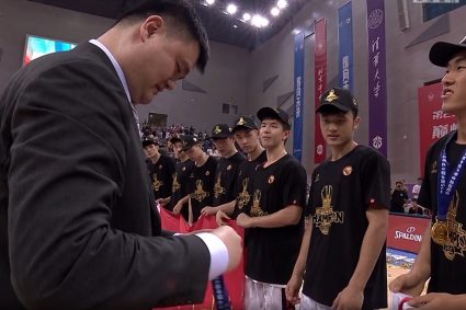 Glory moment! Yao Ming awarded gold medals for players from Guangdong University of Technology