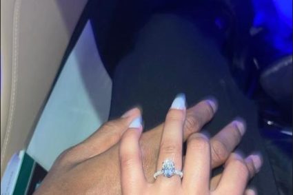 Big diamond ring! Alexander is engaged to his girlfriendThe latter was a football player