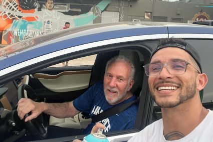 Mingpai! Popovich baby driving “emergency stop” group photo with wenbanyama mural and its author