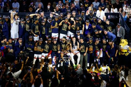 Favorite! The big picture of Nuggets winning the championship: Murray & Malone C- bit yorkich standing in the corner with his daughter