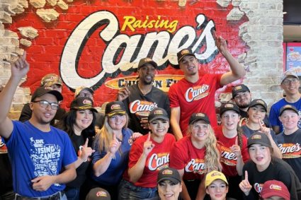 I am in a good mood after winning the championship! Pop and little PROTONIC team up to sell fried chicken at a local fast food restaurant in Denver