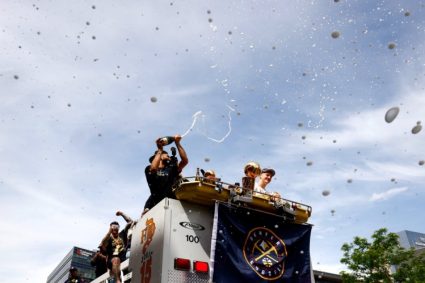 It’s fun! Murray threw canned beer to fans on the bus to celebrate the passion of drip champagne in the air.