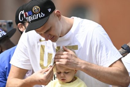 Good Dad! Jokedge champion parade with beer to blow the bottle and never forget to wear hairpins seriously for her daughter