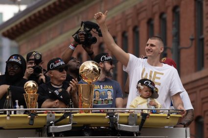 How many naked men? Nuggets won the championship parade: yokedge wears big fat T daughter holding beer bottle