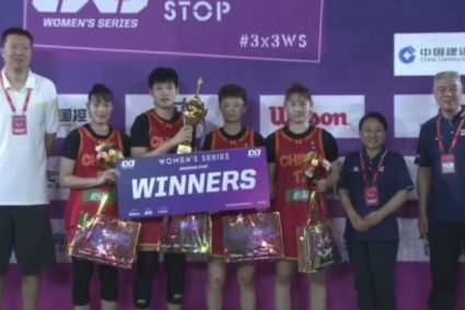 Xu Jicheng and Wang Zhizhi presented awards to the Chinese team, the FIBA3x3 champion of the Baoding Railway station women’s series