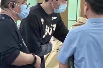 Media person: Wu Qian appeared in a local hospital in Shenyang Today. His muffle with hands position in the rib Department