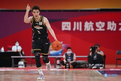 Awesome! Zhao Jiwei scored 15 points, 5 assists, 2 rebounds and 1 steals in the 5th and 4th Middle of the 7th half.