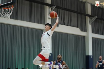 Official show men’s basketball warm-up match with Hong Kong Oriental picture: Zeng fanboxiu single-hand split buckle