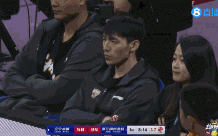 Look serious! Wu Qian worked for the team with his arms on the side of the court.