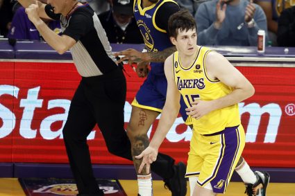 Reeves pressure whistle three-point distance basket 16.5 m set the longest three-point record of the Lakers in the playoffs in recent 25 years