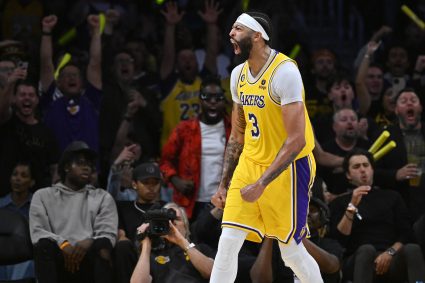 Heavy eyebrows cut down at least 25 points, 10 boards, 4 hats, the third man of the Lakers young pioneer team history in the playoffs many times!