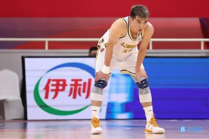 Efficient! Sun Minghui played in half for 21 minutes. 4 out of 5 shots scored 12 points and 4 assists.