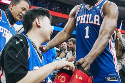 The back side of the boots, which Harden gave to Chinese students today, is printed with Chinese characters: reaching the peak!