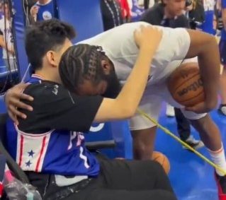 Big warm man! Harden invited the survivors of the shooting Chinese students to watch the competition and hug it.