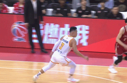 Wu Qian used cover three points to directly shoot the hit and then signaled Shenzhen home court to “shut up”