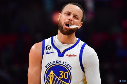 Hard support! Curry’s half-time 15 shots 8 single cut 20 points 4 rebounds 3 assists