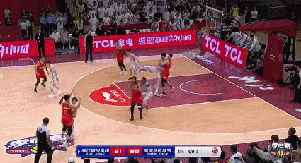 Salinjie broke the score and he Xining. The latter lit up the defense and tilted his body. He broke the basket and went out.