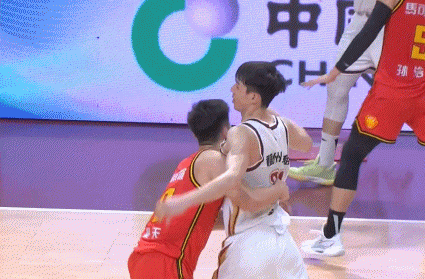 Shenzhen’s crazy rush action was too big and three fouls were blown in a row.