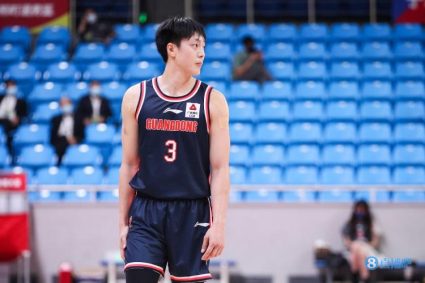 Put it together! Hu Mingxuan scored 14 points in 3 of the 7th Middle School and scored continuously in the third quarter to help the team bite the score.