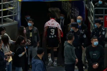 Zhao Jiwei went back to the stadium after treating suspected injuries on the right knee.