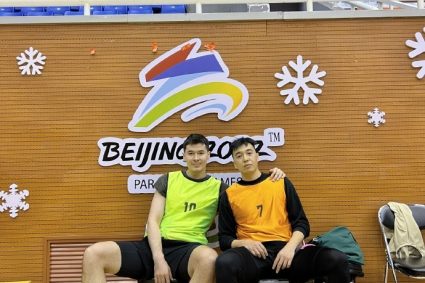 Zeng Lingxu sun and a baudu took a photo: the core of the Xinjiang team was completely restricted by my hat. Haha