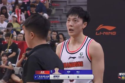 In the last 10.5 seconds of the game, Hu Mingxuan rushed to six criminals to leave