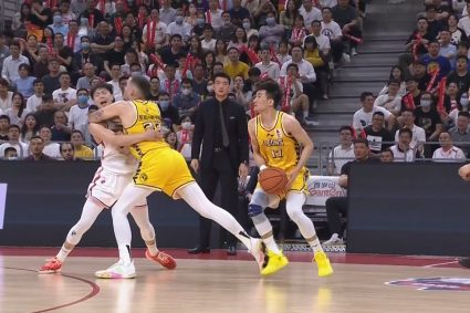 This action is a bit big! Weizhe’s foul on Hu Mingxuan’s “fastening ring” cover, Sun Minghui’s three points are invalid.